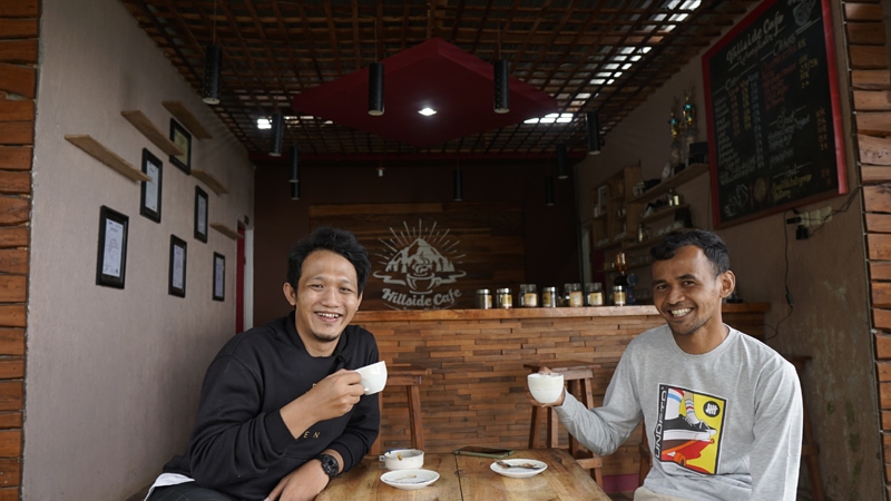 Sani dan Nur Wahyudi Pengelola Kedai Kopi Hillside Cafe Lereng Kelir Dusun Gertas