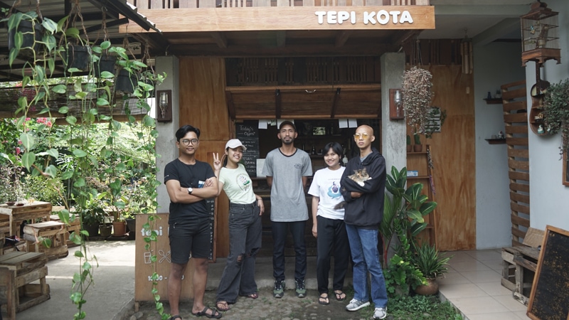 Staf Coffee Shop Tepikota Salatiga