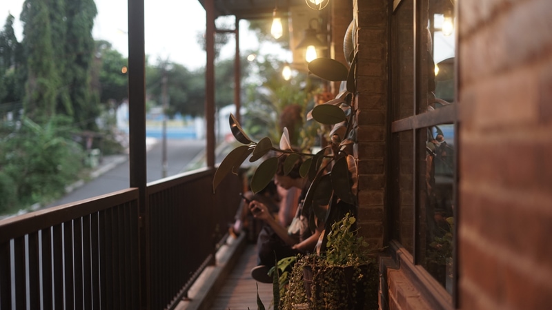 Teras Samping The Cabin Coffee Bar Magelang