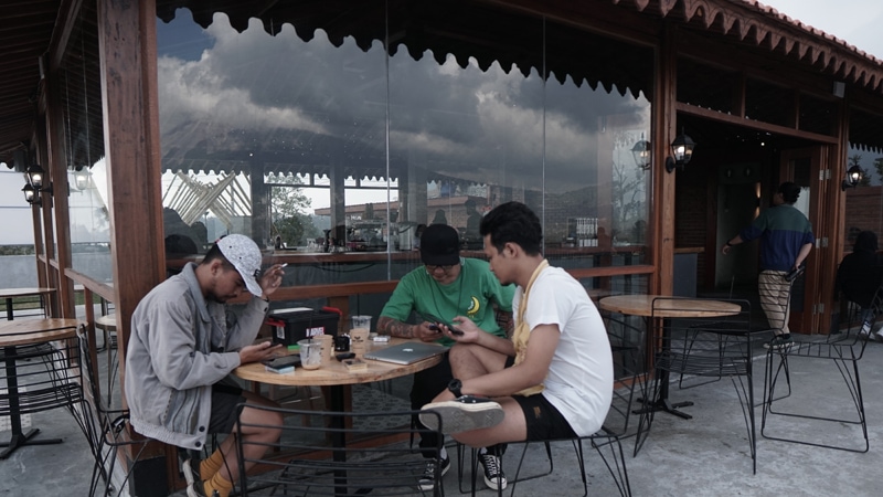Teras Samping Kedai Kopi Daong Signature Ketep
